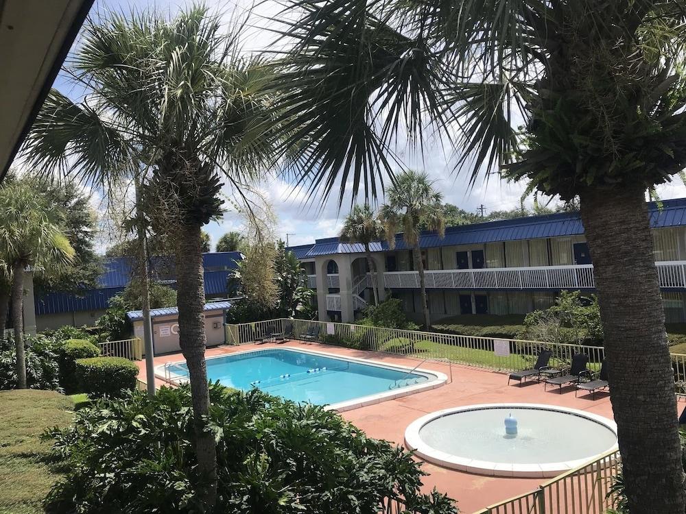 Quality Inn Tampa Lake Magdalene Eksteriør bilde
