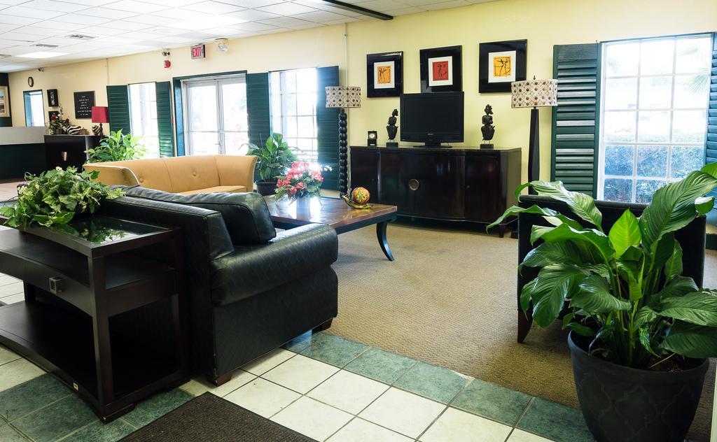 Quality Inn Tampa Lake Magdalene Eksteriør bilde