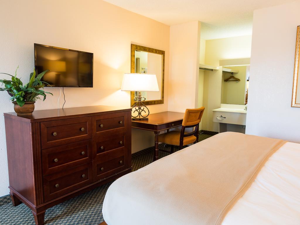 Quality Inn Tampa Lake Magdalene Eksteriør bilde