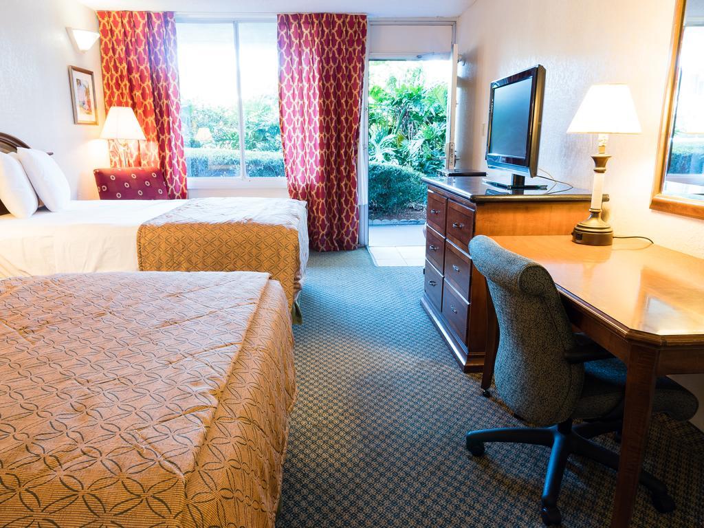 Quality Inn Tampa Lake Magdalene Eksteriør bilde
